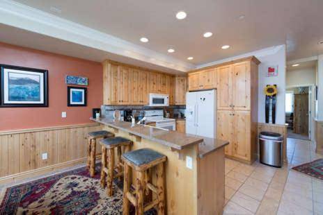 2 Bedroom Huntsville Utah Vacation Rental near Snowbasin LS 19