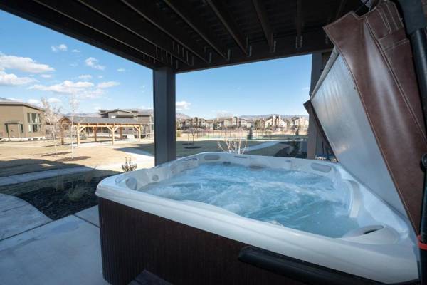 Gorgeous Decor with Private Hot Tub EW23