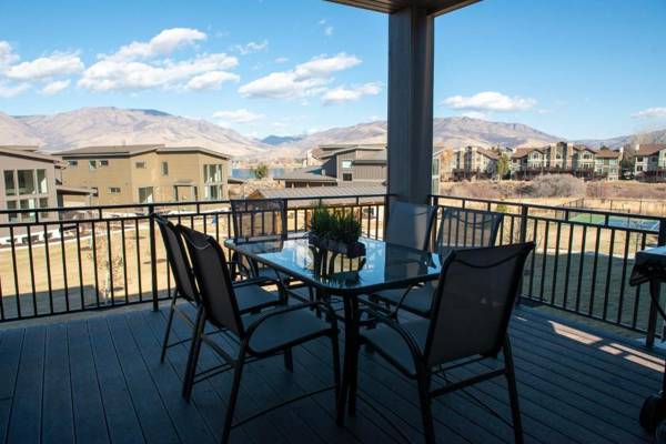 Gorgeous Decor with Private Hot Tub EW23