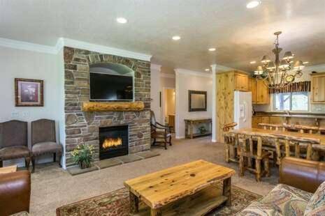 3 Bedroom Condo Just 10 Minutes from Snowbasin ResortLS 15