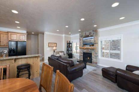 4 Bedroom Luxury Huntsville Utah Vacation Rental - 10 Mins From Snowbasin LS 43