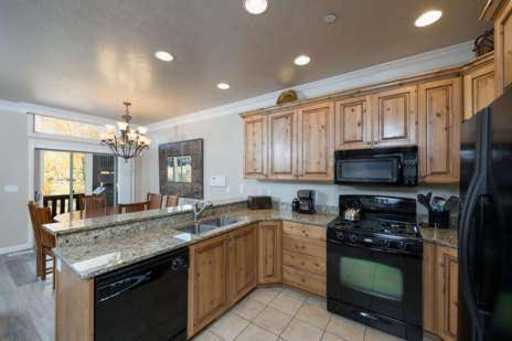 4 Bedroom Luxury Huntsville Utah Vacation Rental - 10 Mins From Snowbasin LS 43