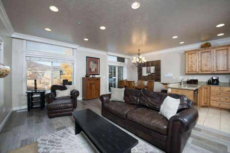 2 Bedroom Luxury Condo near Pineview and Snowbasin - Sleeps 4 LS 43A