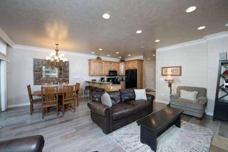 2 Bedroom Luxury Condo near Pineview and Snowbasin - Sleeps 4 LS 43A