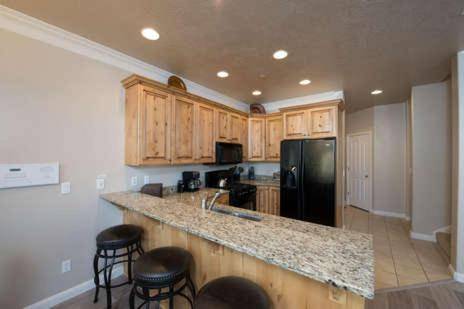 2 Bedroom Luxury Condo near Pineview and Snowbasin - Sleeps 4 LS 43A