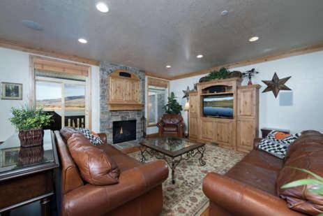 Lakefront Huntsville Utah Lodging Option - 3 Bedroom Sleeps 10 LS59