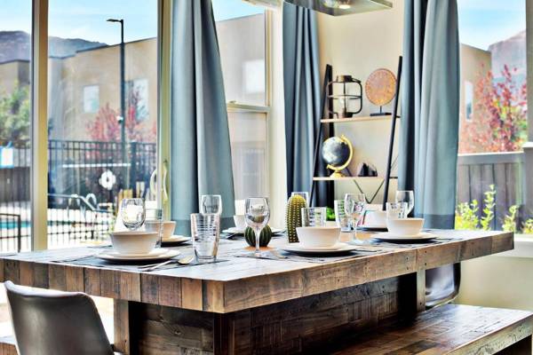 Pet Friendly Charismatic Poolside Home with Free Bikes - Entrada 623