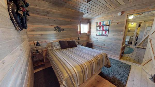 Canyonlands Barn Cabin with Loft Full Kitchen Dining Area for Large Groups
