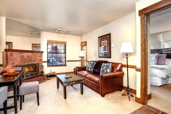 K B M Resorts- CBI-101 Upgraded 1Bd wood fireplace full kitchen wifi walk to slopes