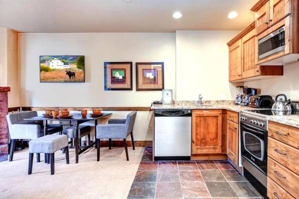 K B M Resorts- CBI-102 Upgraded 1Bd wood fireplace full kitchen wifi walk to slopes