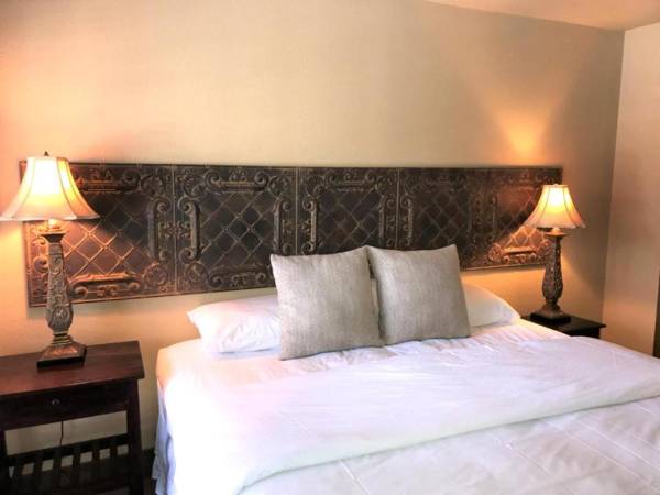 K B M Resorts- CBI-103 Upgraded 1Bd wood fireplace full kitchen wifi walk to slopes