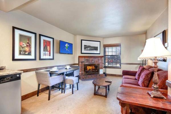 K B M Resorts- CBI-205 Upgraded 1Bd wood fireplace full kitchen wifi walk to slopes