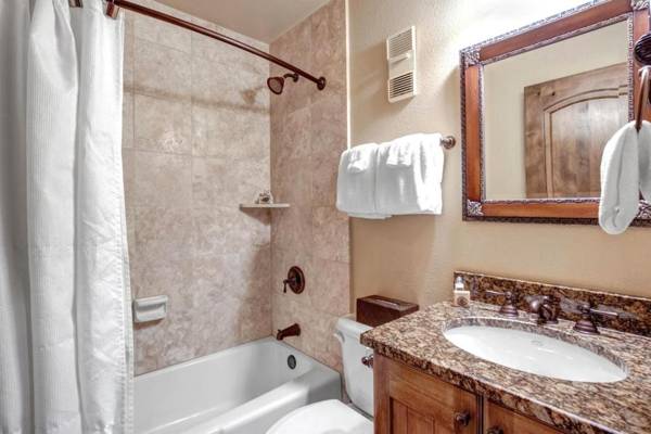 K B M Resorts- CBI-307 Upgraded 1Bd wood fireplace full kitchen wifi walk to slopes