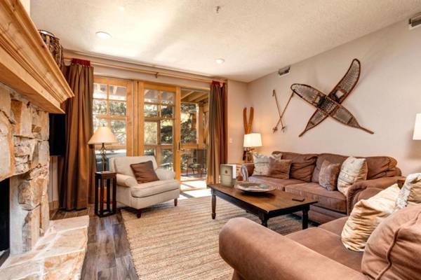 K B M Resorts- TPC-102C Remodeled 3Bd walk to Main and Town Lift private hot tub AC