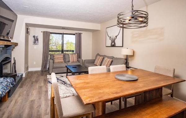 Fresh and Modern Superior Deluxe Shadow Ridge Top Floor Condo Walk to Skiing Restaurants Shops