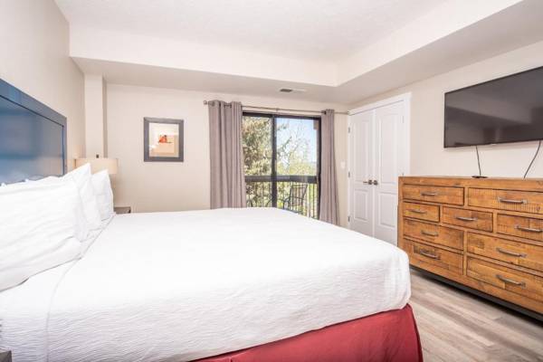 Fresh and Modern Superior Deluxe Shadow Ridge Top Floor Condo Walk to Skiing Restaurants Shops 1BR