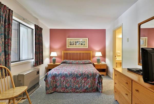 Cedarbrook Queen Suite 108