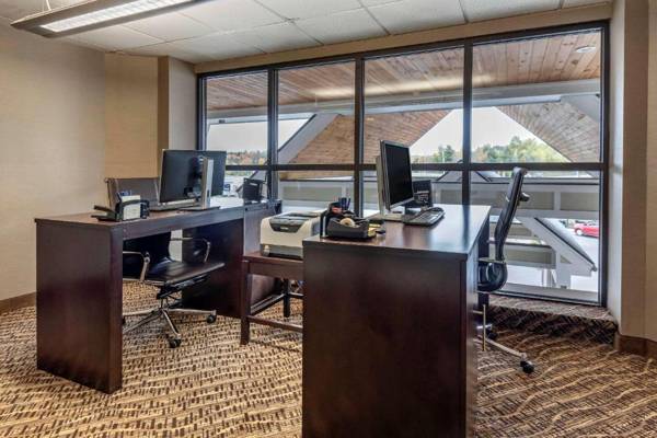 Workspace - Comfort Inn & Suites at Maplewood