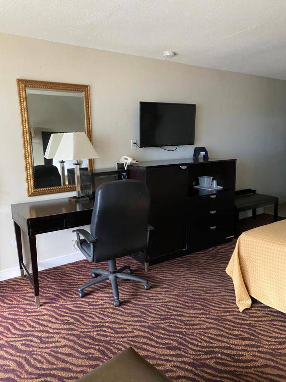 Workspace - Red Carpet Inn & Suites - Danville