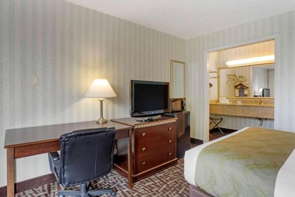 Workspace - Quality Inn Fredericksburg near Historic Downtown