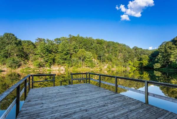 Hot Tub Lake Access & Fire Pit at Cozy Cottage!