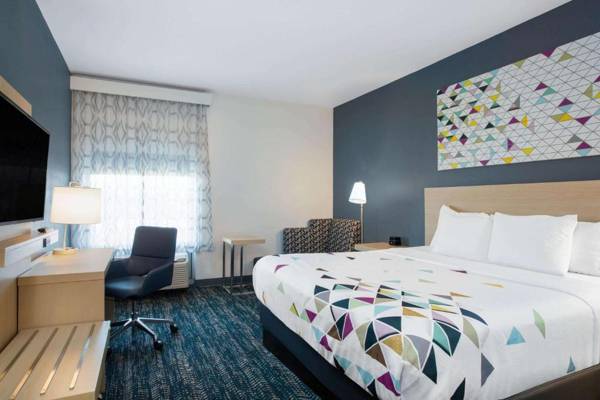 Workspace - La Quinta Inn & Suites by Wyndham Manassas VA- Dulles Airport