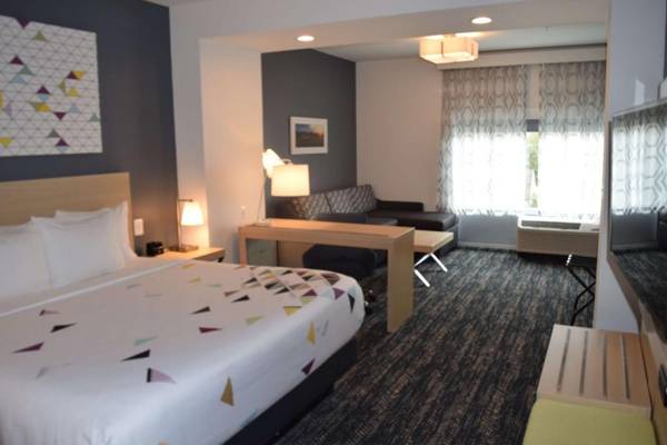 La Quinta Inn & Suites by Wyndham Manassas VA- Dulles Airport