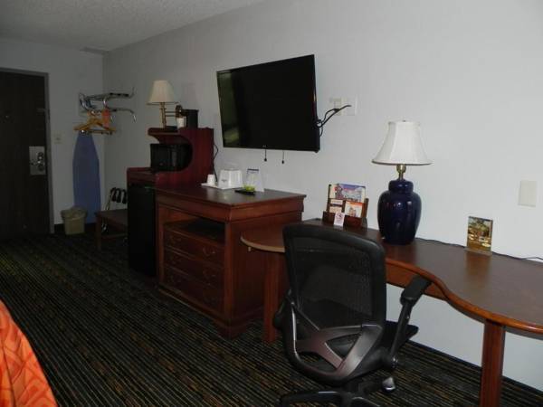 Workspace - Howard Johnson by Wyndham Lexington