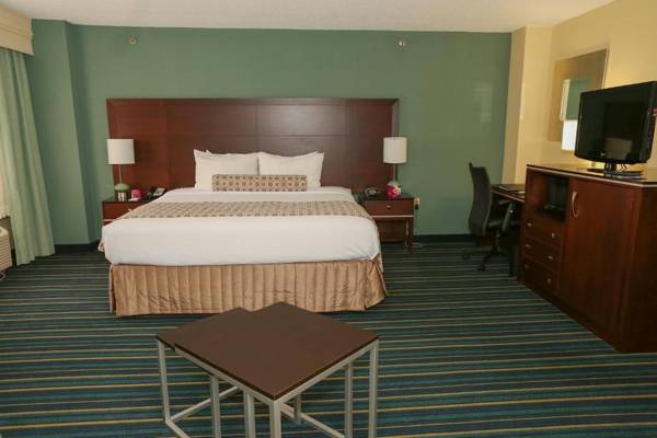 Workspace - Crowne Plaza Hotel Virginia Beach-Norfolk an IHG Hotel