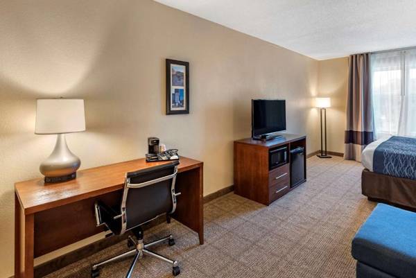 Workspace - Comfort Inn & Suites Virginia Beach-Norfolk Airport