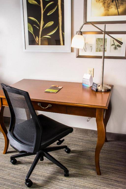 Workspace - Country Inn & Suites by Radisson Winchester VA