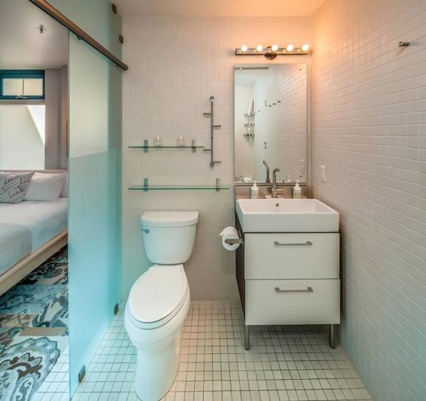 Island Inn at 123 West