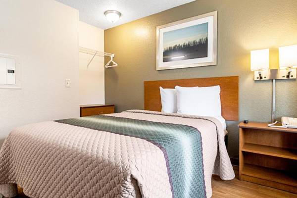 HomeTowne Studios by Red Roof Tacoma - Puyallup