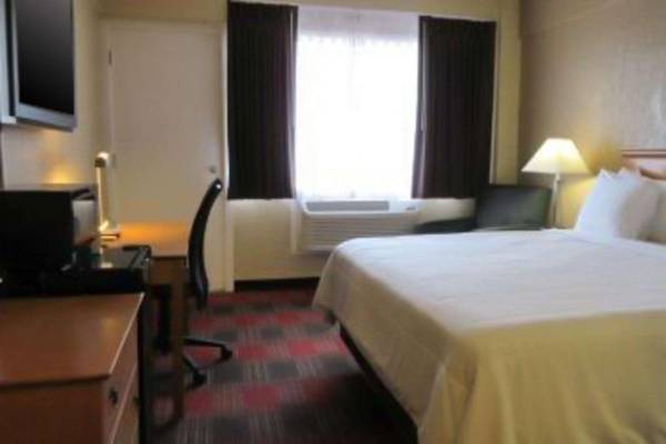 Workspace - Quality Inn & Suites Airport