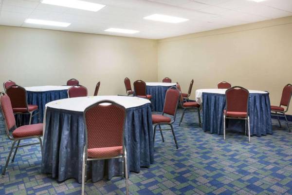 Days Inn & Suites by Wyndham Bridgeport - Clarksburg