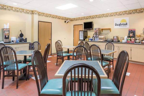 Days Inn & Suites by Wyndham Bridgeport - Clarksburg