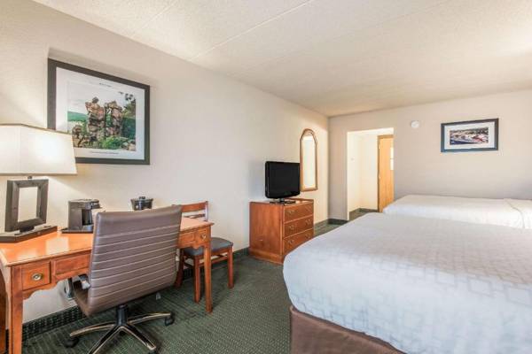 Workspace - Clarion Hotel and Convention Center Baraboo