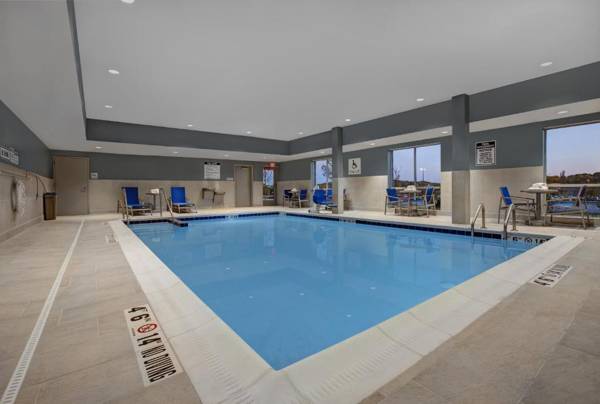 Holiday Inn Express & Suites - Milwaukee - Brookfield an IHG Hotel