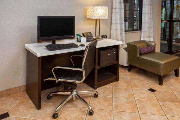 Workspace - La Quinta by Wyndham Milwaukee Delafield