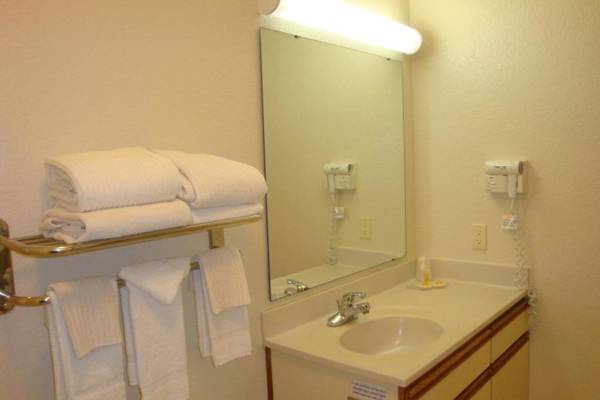 Days Inn & Suites by Wyndham Green Bay WI