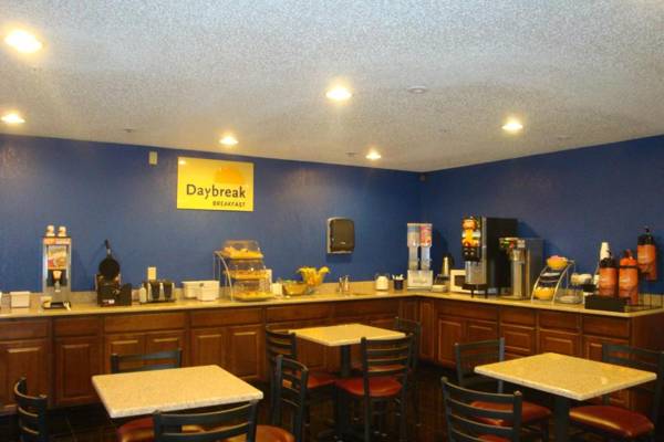 Days Inn & Suites by Wyndham Green Bay WI