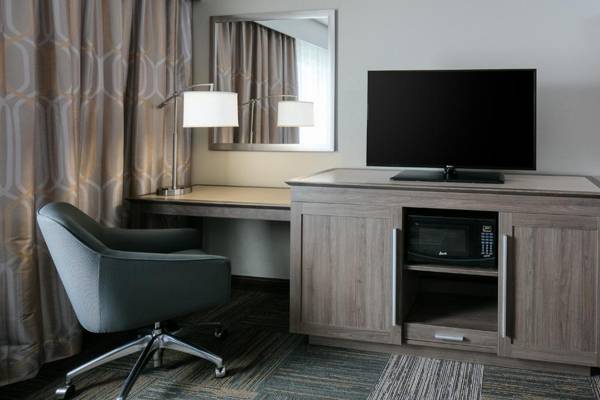 Workspace - Hampton Inn & Suites-Hudson Wisconsin