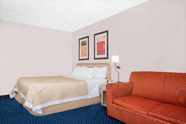 Norwood Inn & Suites La Crosse