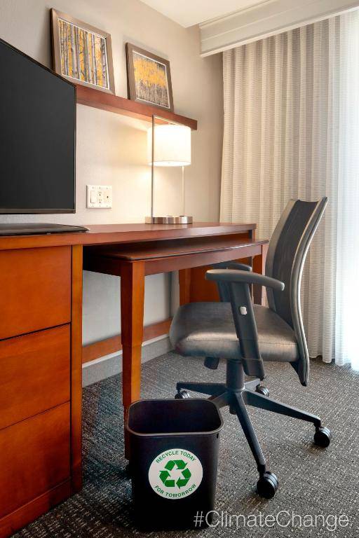 Workspace - Courtyard by Marriott Madison West / Middleton