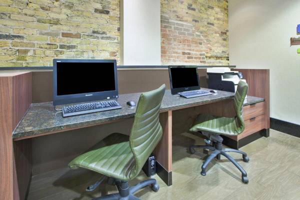 Workspace - Fairfield Inn & Suites by Marriott Milwaukee Downtown