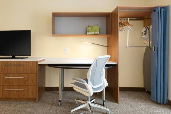 Workspace - Home2 Suites by Hilton Milwaukee Airport