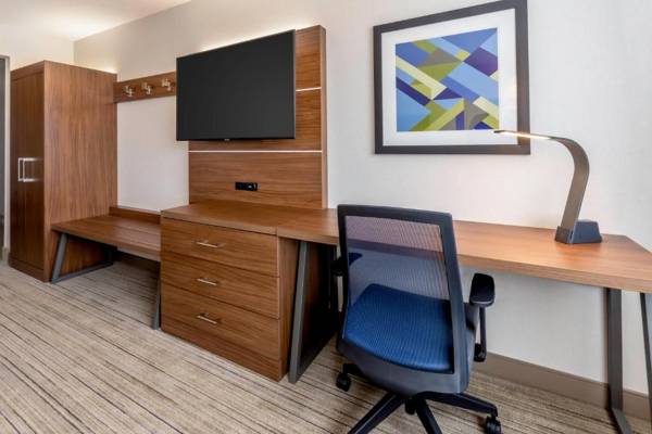 Workspace - Holiday Inn Express & Suites - Milwaukee West Allis an IHG Hotel