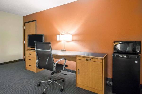 Workspace - Sleep Inn & Suites Sheboygan I-43