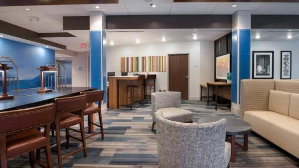 Holiday Inn Express & Suites Racine an IHG Hotel