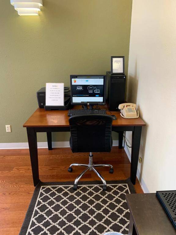 Workspace - Super 8 by Wyndham Watertown WI